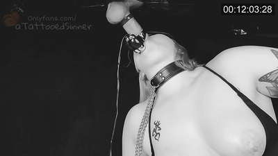 ಗ್ಲೋರಿಹೋಲ್‌ನಲ್ಲಿ ಪರಿಪೂರ್ಣ ಚೇಕಡಿ ಹಕ್ಕಿಗಳನ್ನು ಹೊಂದಿರುವ ಸುಂದರ ಹುಡುಗಿ